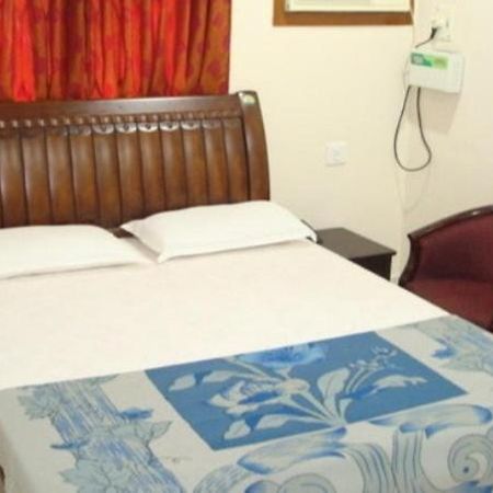 Lloyds Guest House, North Boag Road, T. Nagar Chennai Zewnętrze zdjęcie
