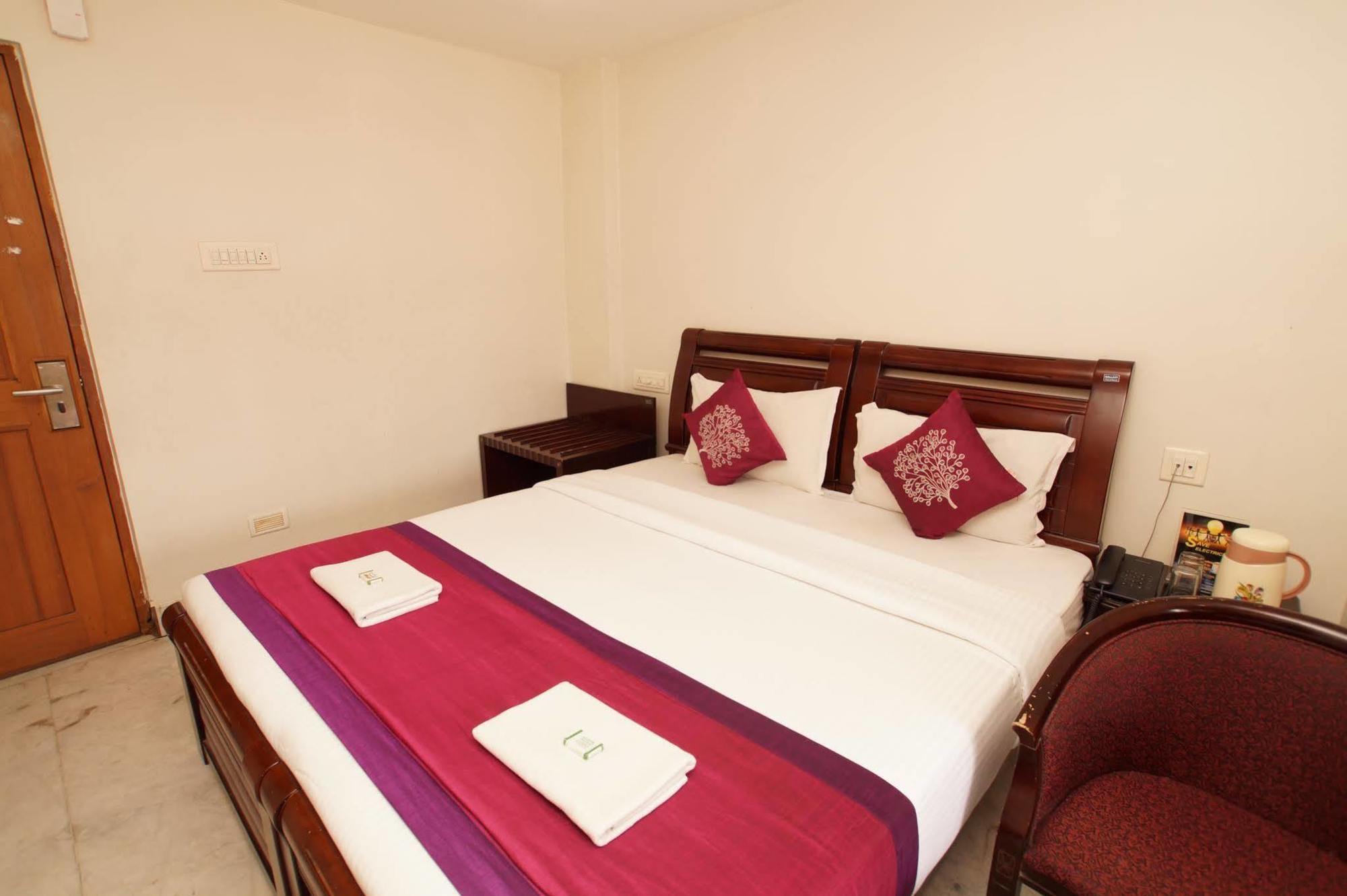 Lloyds Guest House, North Boag Road, T. Nagar Chennai Zewnętrze zdjęcie
